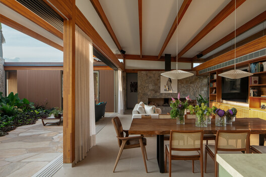 MA House – Atibaia / Estúdio Rossi Arquitetos MA House – Atibaia / Estúdio Rossi Arquitetos - Interior Photography, Dining room, Wood, Chair, Beam