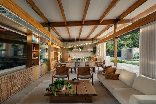 MA House – Atibaia / Estúdio Rossi Arquitetos MA House – Atibaia / Estúdio Rossi Arquitetos - Interior Photography, Living Room, Wood, Table, Chair, Beam
