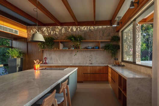 MA House – Atibaia / Estúdio Rossi Arquitetos MA House – Atibaia / Estúdio Rossi Arquitetos - Interior Photography, Kitchen, Wood, Countertop, Beam, Chair