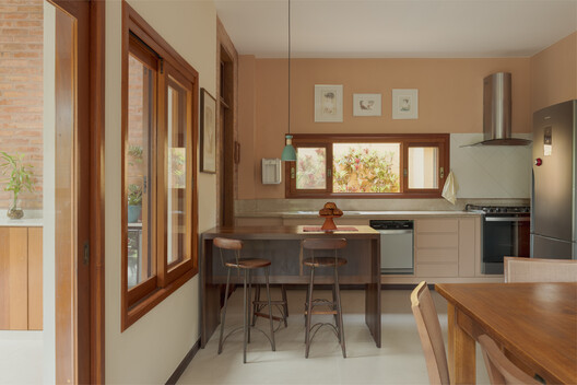 Jardim House Renovation / Baixo Impacto Arquitetura - Interior Photography, Kitchen, Wood, Countertop, Chair, Lighting, Table, Door