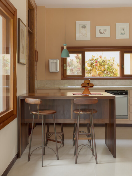Jardim House Renovation / Baixo Impacto Arquitetura - Interior Photography, Kitchen, Wood, Lighting, Countertop, Chair, Table