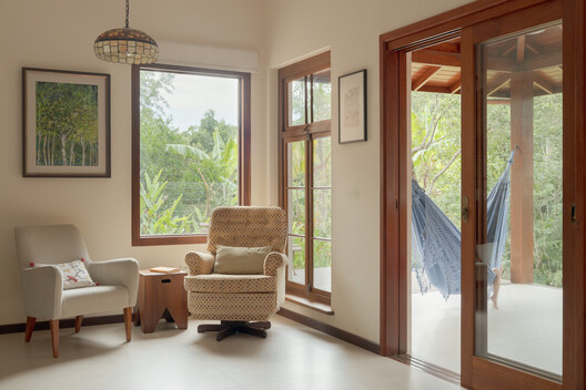 Jardim House Renovation / Baixo Impacto Arquitetura - Interior Photography, Living Room, Wood, Lighting, Door, Glass, Chair