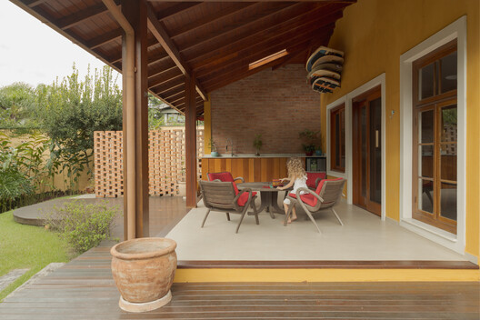 Jardim House Renovation / Baixo Impacto Arquitetura - Interior Photography, Wood, Chair, Patio, Beam, Deck