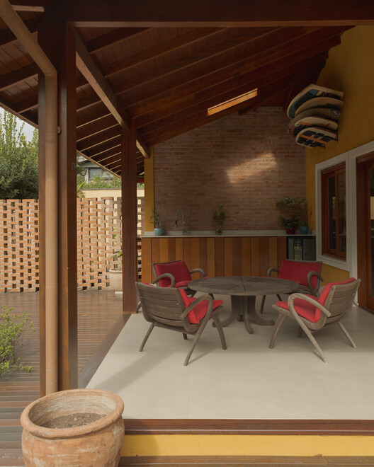 Jardim House Renovation / Baixo Impacto Arquitetura - Interior Photography, Wood, Chair, Beam, Patio, Deck