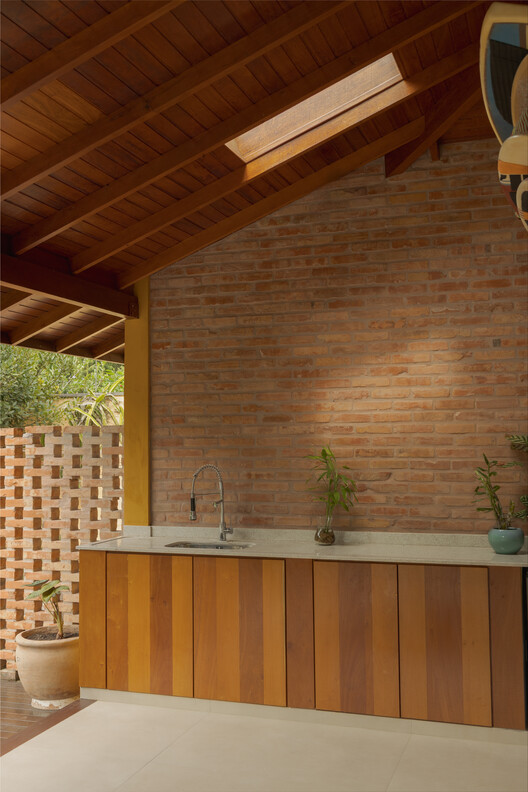 Jardim House Renovation / Baixo Impacto Arquitetura - Interior Photography, Wood, Brick, Countertop