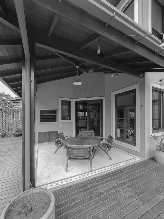 Jardim House Renovation / Baixo Impacto Arquitetura - Interior Photography, Wood, Door, Chair, Beam, Deck, Balcony