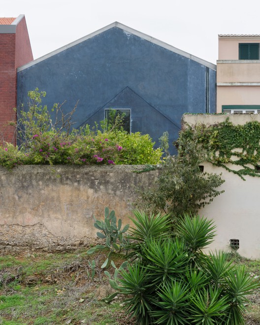 Blue House / extrastudio Blue House / extrastudio - Exterior Photography, Concrete, Garden