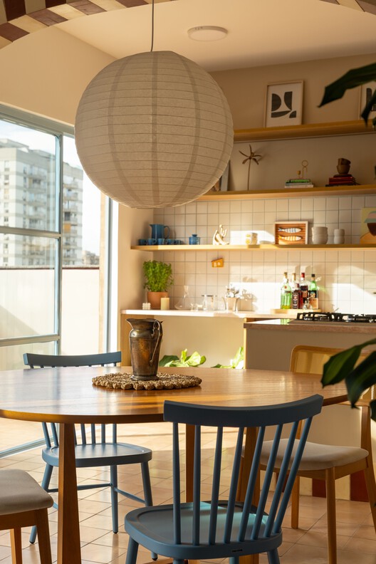 Humaitá Penthouse / Huma Arquitetura Humaitá Penthouse / Huma Arquitetura - Interior Photography, Kitchen, Wood, Table, Chair, Lighting, Shelving, Glass