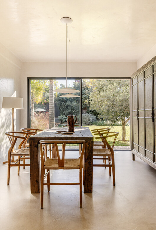Villa Arena / Ábaton Villa Arena / Ábaton - Interior Photography, Dining room, Wood, Table, Chair, Lighting, Door