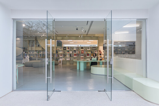 Diriyah Biennale Foundation Public Programs Building / Ariel André-GOLEM Diriyah Biennale Foundation Public Programs Building / Ariel André-GOLEM - Interior Photography, Shelving, Glass