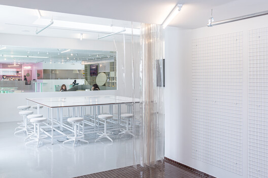 Diriyah Biennale Foundation Public Programs Building / Ariel André-GOLEM Diriyah Biennale Foundation Public Programs Building / Ariel André-GOLEM - Interior Photography, Glass, Chair