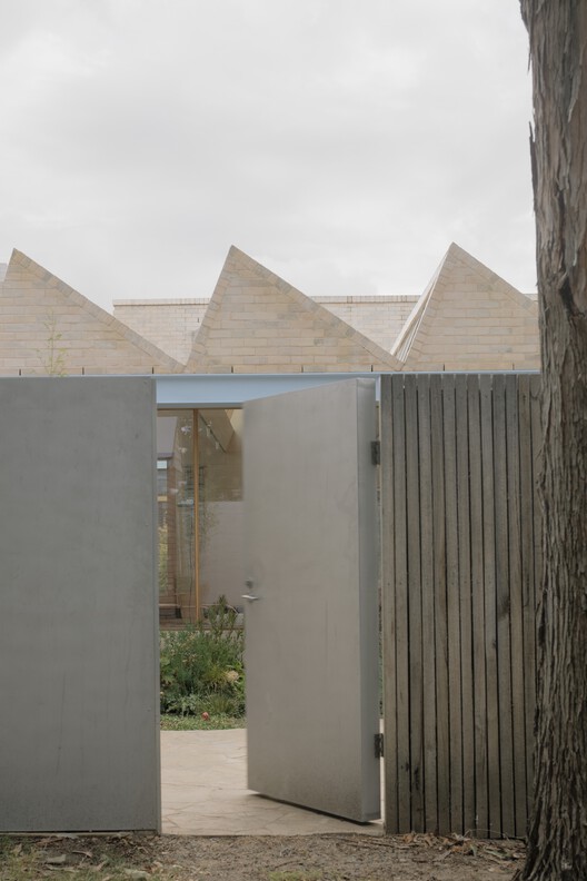 A Courtyard House / Office MI—JI A Courtyard House / Office MI—JI - Exterior Photography, Wood, Concrete
