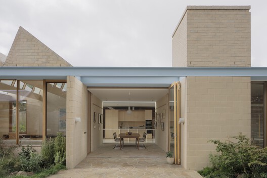 A Courtyard House / Office MI—JI A Courtyard House / Office MI—JI - Image 1 of 40