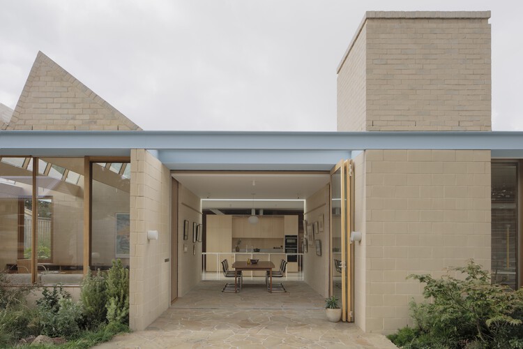A Courtyard House / Office MI—JI