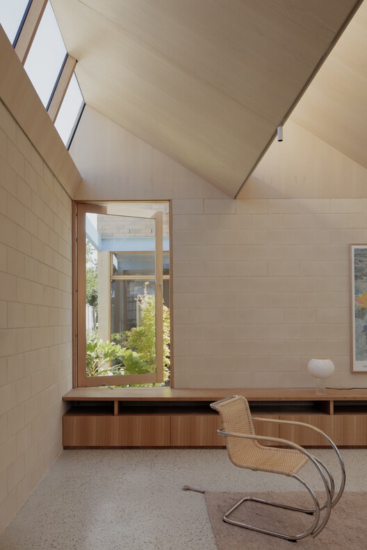 A Courtyard House / Office MI—JI A Courtyard House / Office MI—JI - Interior Photography, Wood