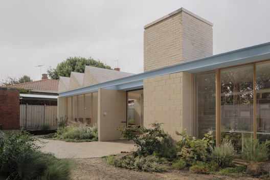 A Courtyard House / Office MI—JI A Courtyard House / Office MI—JI - Exterior Photography, Brick, Concrete