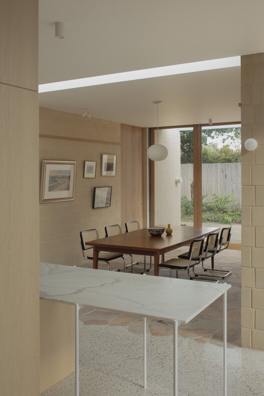 A Courtyard House / Office MI—JI A Courtyard House / Office MI—JI - Interior Photography, Dining room, Wood, Table, Chair