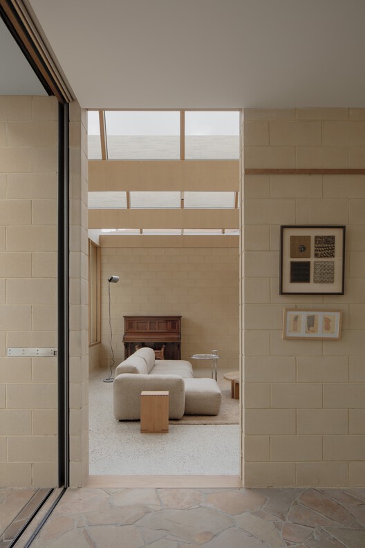 A Courtyard House / Office MI—JI A Courtyard House / Office MI—JI - Interior Photography, Living Room, Wood