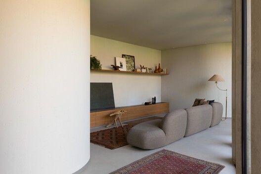 Curved House / efcarquitetura Curved House / efcarquitetura - Interior Photography, Living Room, Chair