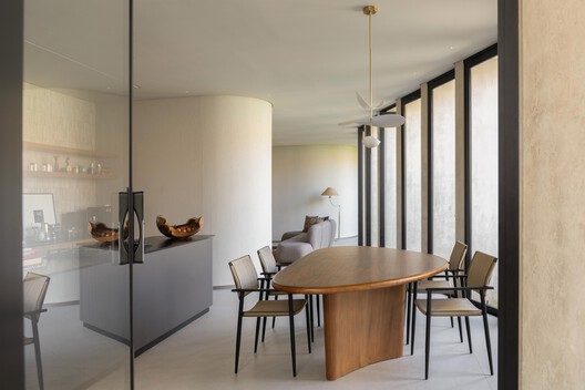 Curved House / efcarquitetura Curved House / efcarquitetura - Interior Photography, Wood, Table, Chair, Glass