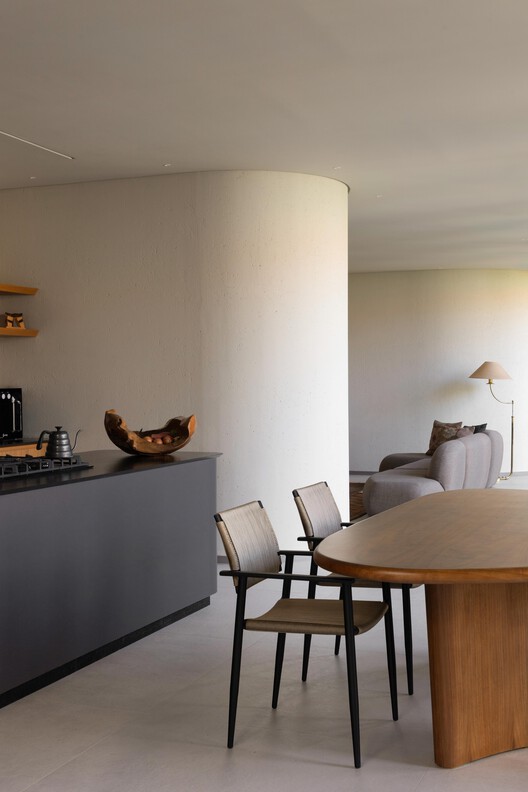 Curved House / efcarquitetura Curved House / efcarquitetura - Interior Photography, Dining room, Wood, Table, Chair
