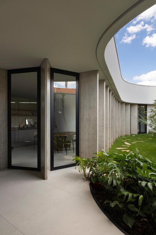 Curved House / efcarquitetura Curved House / efcarquitetura - Interior Photography, Concrete