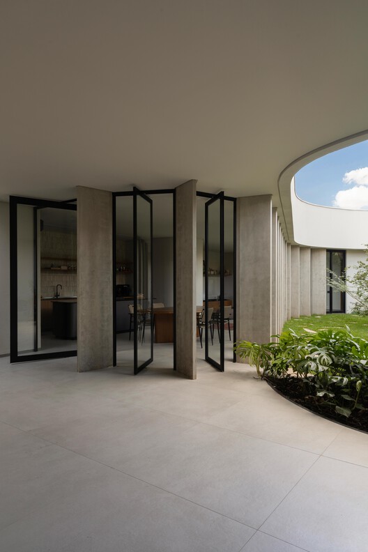 Curved House / efcarquitetura Curved House / efcarquitetura - Image 3 of 26