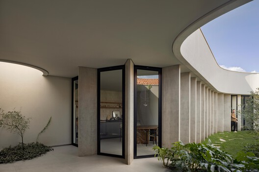 Curved House / efcarquitetura Curved House / efcarquitetura - Interior Photography, Concrete