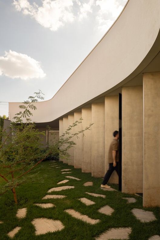 Curved House / efcarquitetura Curved House / efcarquitetura - Exterior Photography, Concrete