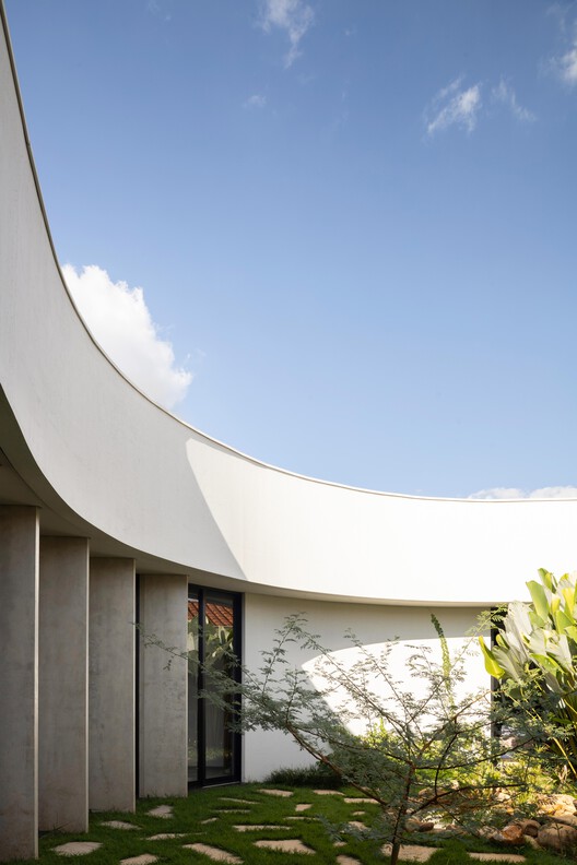 Curved House / efcarquitetura Curved House / efcarquitetura - Exterior Photography, Concrete