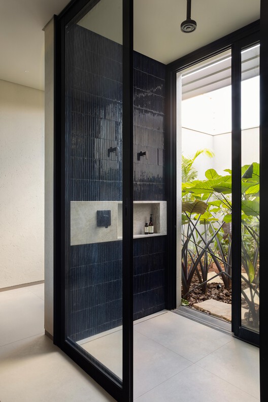 Curved House / efcarquitetura Curved House / efcarquitetura - Interior Photography, Wood, Glass, Door, Lighting