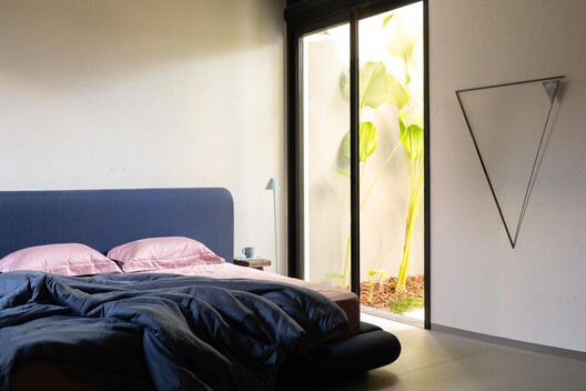 Curved House / efcarquitetura Curved House / efcarquitetura - Interior Photography, Bedroom, Bed, Lighting