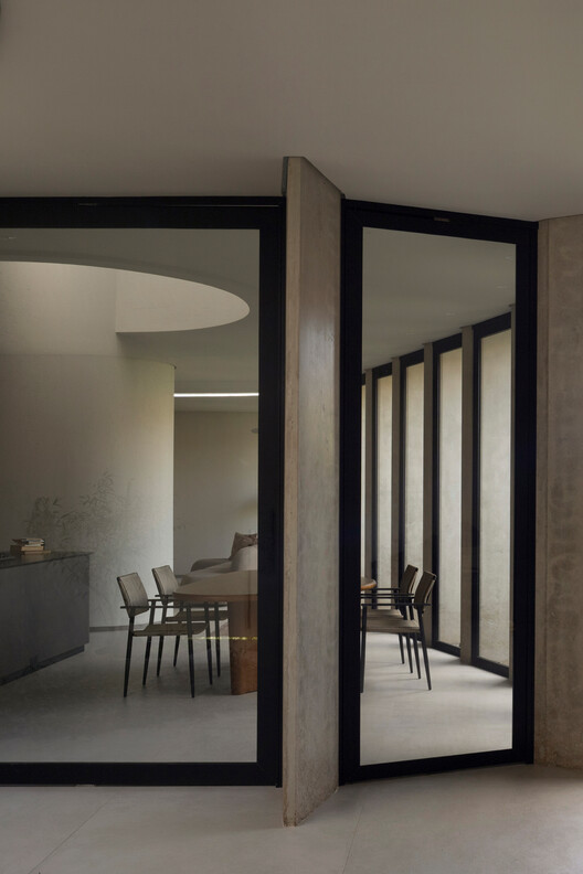 Curved House / efcarquitetura Curved House / efcarquitetura - Interior Photography, Dining room, Concrete