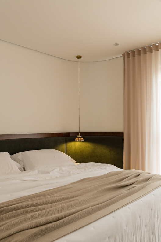 Santo Antonio Apartment / Balaio Arquitetura Santo Antonio Apartment / Balaio Arquitetura - Interior Photography, Bedroom, Wood, Bed, Lighting