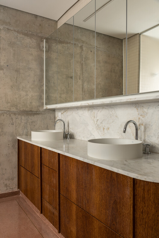 Santo Antonio Apartment / Balaio Arquitetura Santo Antonio Apartment / Balaio Arquitetura - Interior Photography, Bathroom, Wood, Sink, Countertop, Lighting