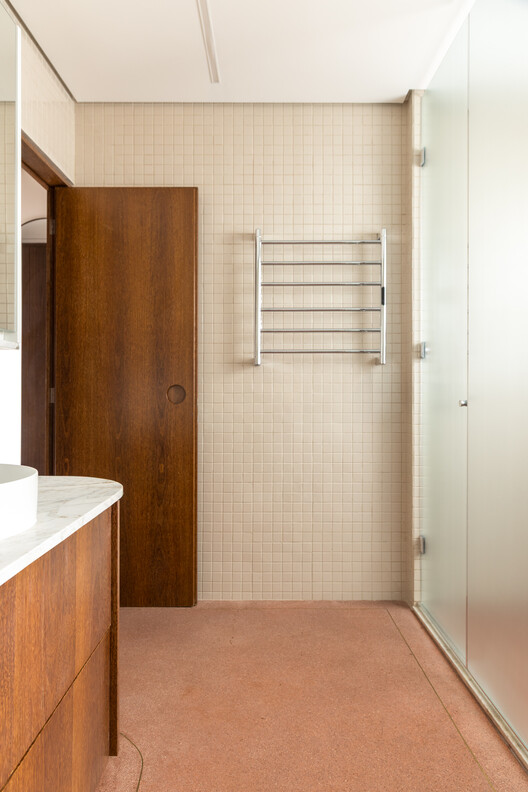 Santo Antonio Apartment / Balaio Arquitetura Santo Antonio Apartment / Balaio Arquitetura - Interior Photography, Bathroom, Wood