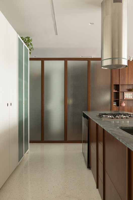 Santo Antonio Apartment / Balaio Arquitetura Santo Antonio Apartment / Balaio Arquitetura - Interior Photography, Kitchen, Wood, Door, Glass, Countertop