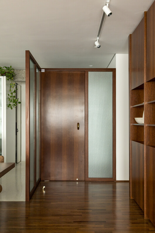 Santo Antonio Apartment / Balaio Arquitetura Santo Antonio Apartment / Balaio Arquitetura - Interior Photography, Wood, Door, Glass