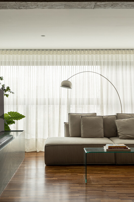 Santo Antonio Apartment / Balaio Arquitetura Santo Antonio Apartment / Balaio Arquitetura - Interior Photography, Living Room, Wood, Sofa, Lighting, Table