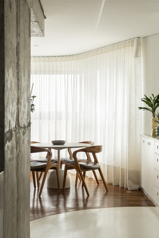 Santo Antonio Apartment / Balaio Arquitetura Santo Antonio Apartment / Balaio Arquitetura - Interior Photography, Dining room, Wood, Lighting