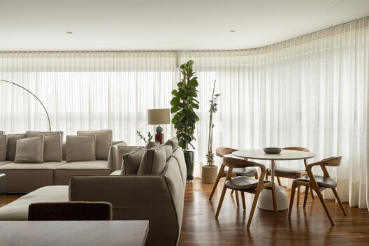 Santo Antonio Apartment / Balaio Arquitetura Santo Antonio Apartment / Balaio Arquitetura - Interior Photography, Living Room, Wood, Sofa, Table, Lighting