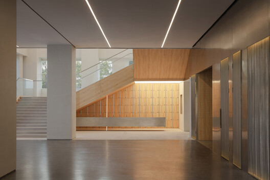 REDGE Contemporary Art Center  / Atelier Meadow - Image 7 of 49