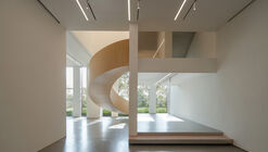 REDGE Contemporary Art Center  / Atelier Meadow