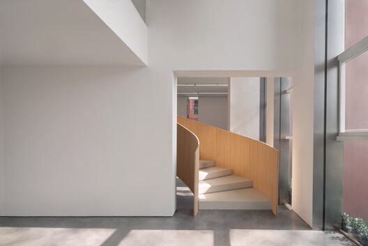 REDGE Contemporary Art Center  / Atelier Meadow - Image 9 of 49