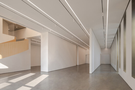 REDGE Contemporary Art Center  / Atelier Meadow - Image 10 of 49