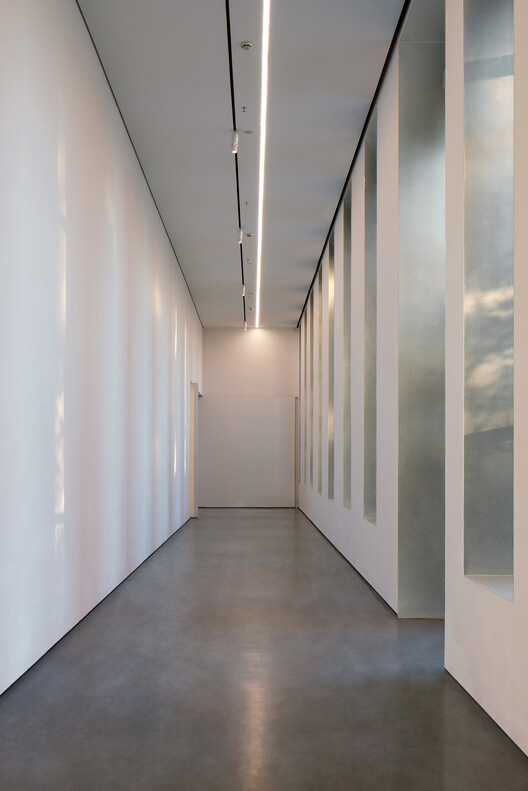 REDGE Contemporary Art Center  / Atelier Meadow - Image 12 of 49