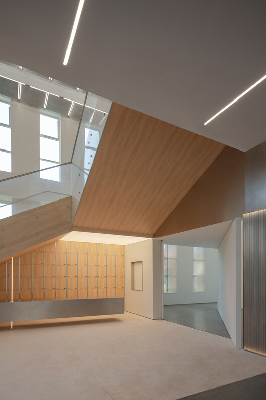 REDGE Contemporary Art Center  / Atelier Meadow - Image 4 of 49