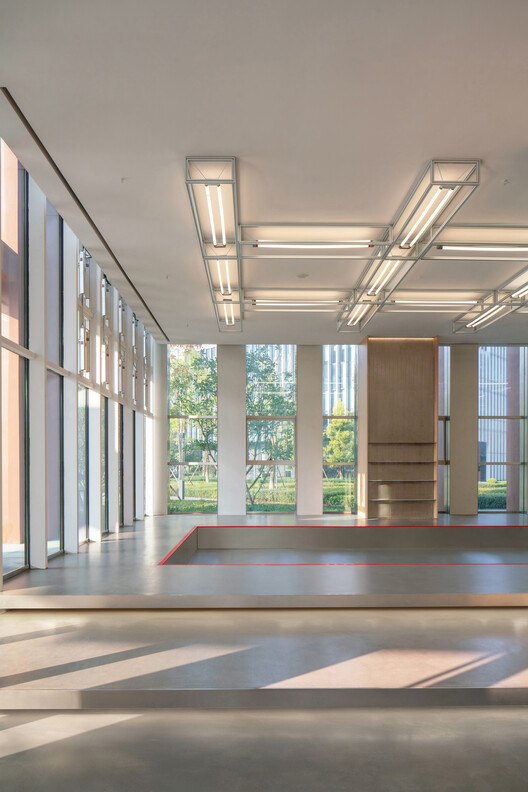 REDGE Contemporary Art Center  / Atelier Meadow - Interior Photography, Glass, Column
