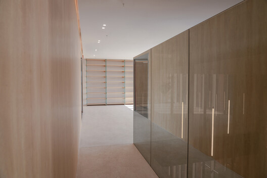 REDGE Contemporary Art Center  / Atelier Meadow - Interior Photography, Wood, Glass, Closet