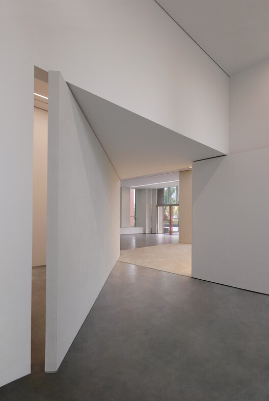 REDGE Contemporary Art Center  / Atelier Meadow - Image 13 of 49